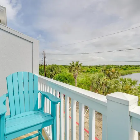 Romantic Galveston Retreat Bay View, Pool Access!